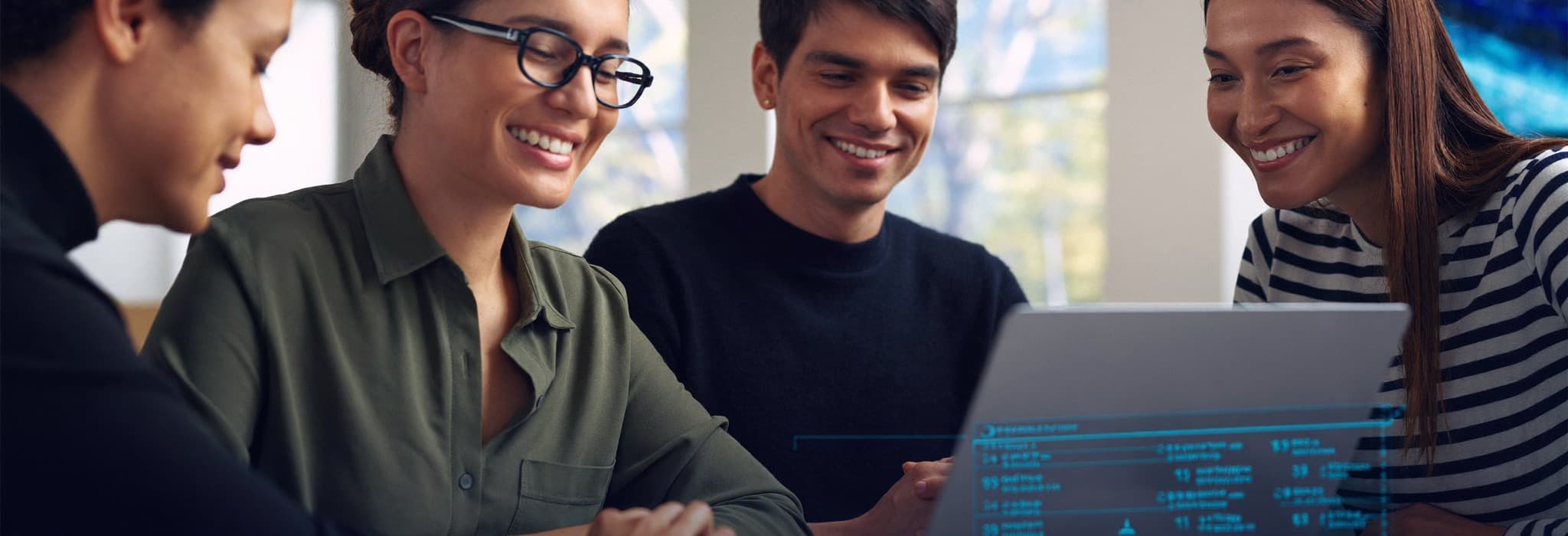 Apprenants adultes du Québec qui collaborent pendant la formation en intelligence artificielle