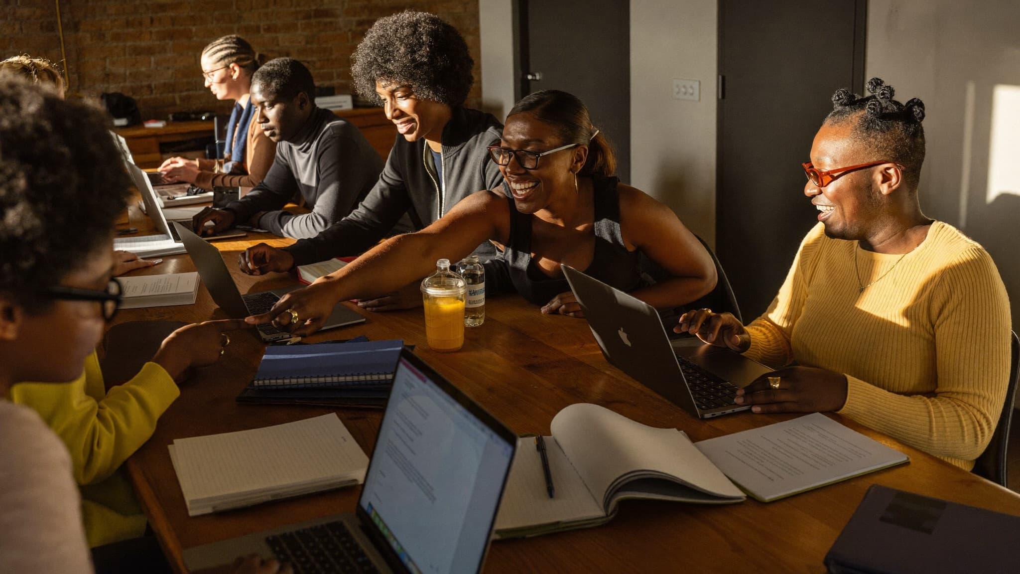 Groupe d'adultes québécois de tous âges qui apprennent l'intelligence artificielle ensemble autour d'une table